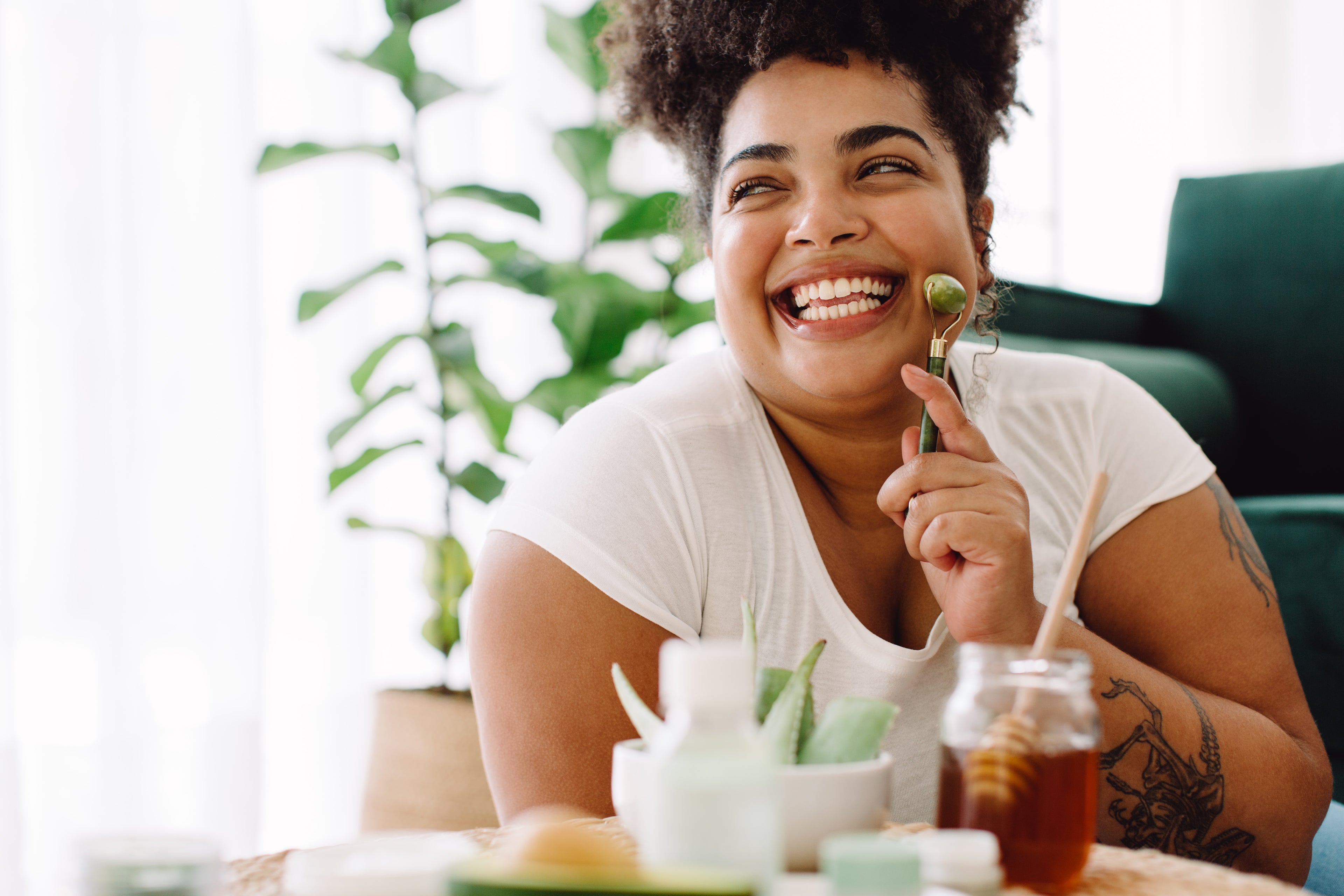 Natural jade facial roller for depuffing and lymphatic drainage